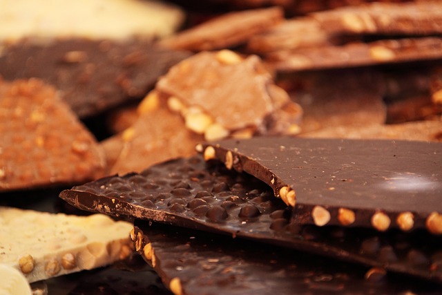 Kakaonibs vs. kakaopulver: Hvad er forskellen, og hvilket skal du vælge?