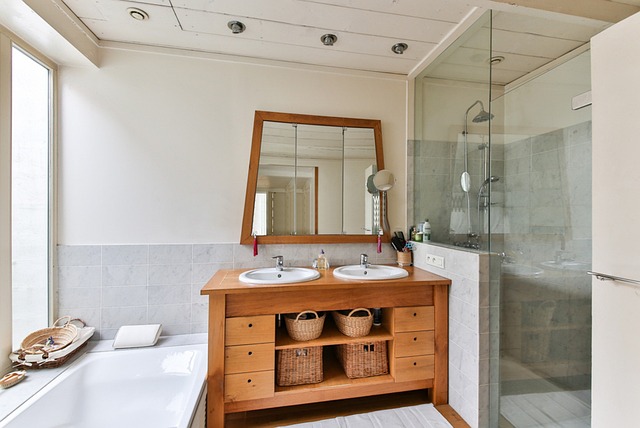 Transformér dit badeværelse med et badskab i skandinavisk stil